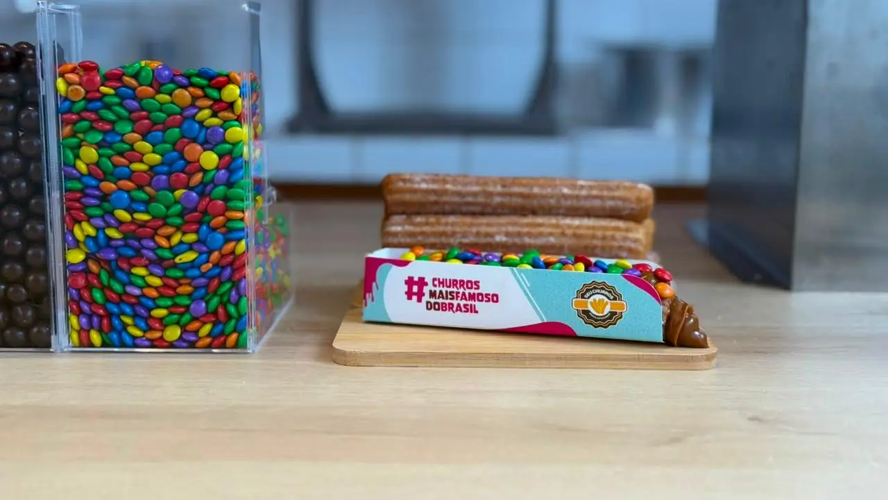 Churros coberto com confetes coloridos